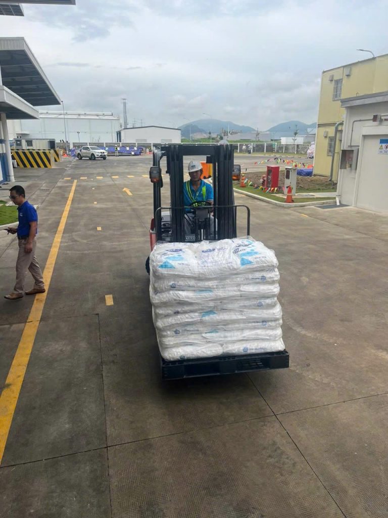Xe nâng bốc xếp pallet muối lọc tổng Ấn Độ Vissoft giao cho khách hàng tại khu công nghiệp.