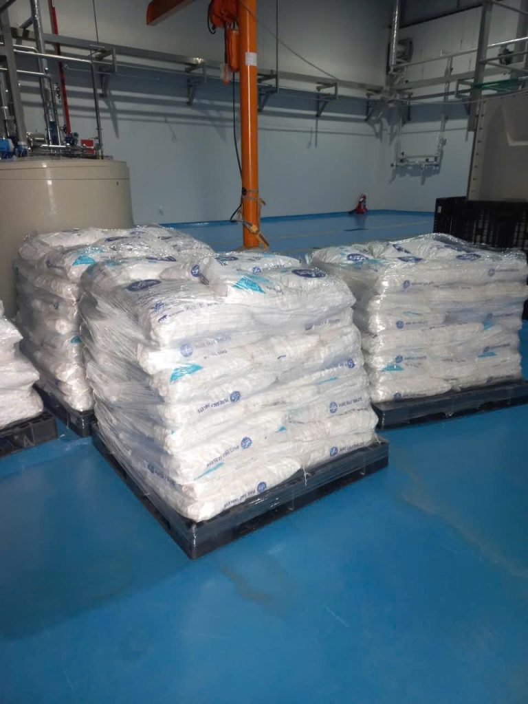 Muối viên hoàn nguyên Ấn Độ Vissoft sử dụng tái sinh hạt nhựa trong hệ thống lọc nước RO công nghiệp tại nhà máy.